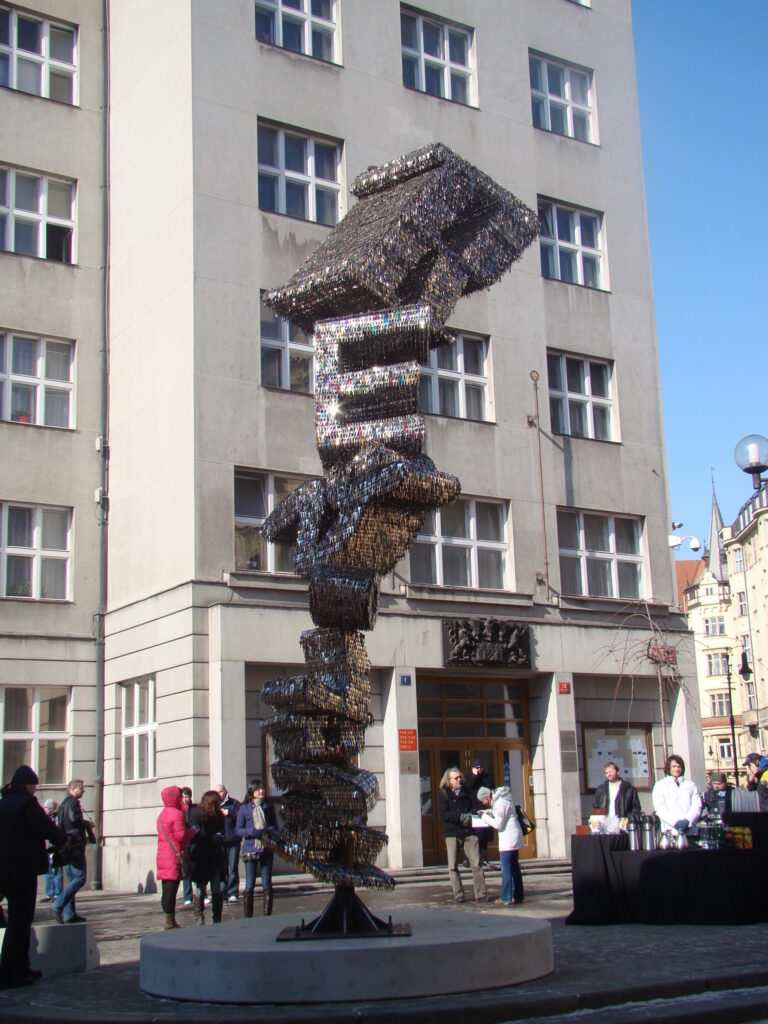 “Schlüsselskulptur” in Prag aufgestellt